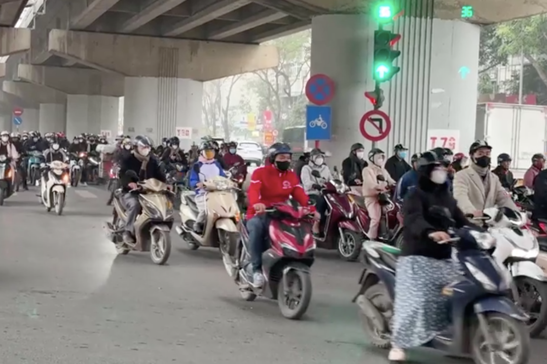 Hà Nội tổ chức lại giao thông nút giao đèn xanh xe máy vẫn không chịu di chuyển