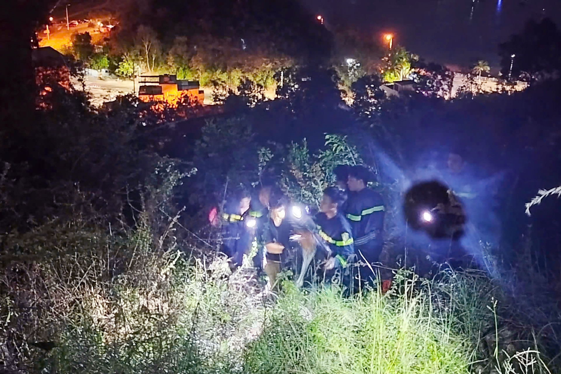 Cảnh sát giải cứu 2 thanh niên bị kẹt trên núi Cô Tiên