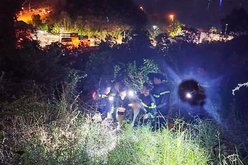 Cảnh sát giải cứu 2 thanh niên bị kẹt trên núi Cô Tiên