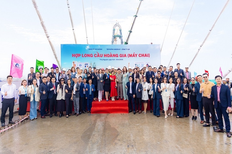Hợp long cây cầu nối Vinhomes Royal Island với trung tâm Hải Phòng