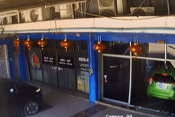 Nam nhân viên được ông chủ nhờ di chuyển chiếc xe Spark nhưng suýt gây họa