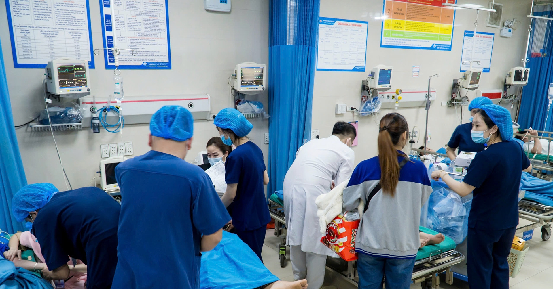 Nghi uống nhầm hóa chất trong bữa tiệc, 9 người nhập viện