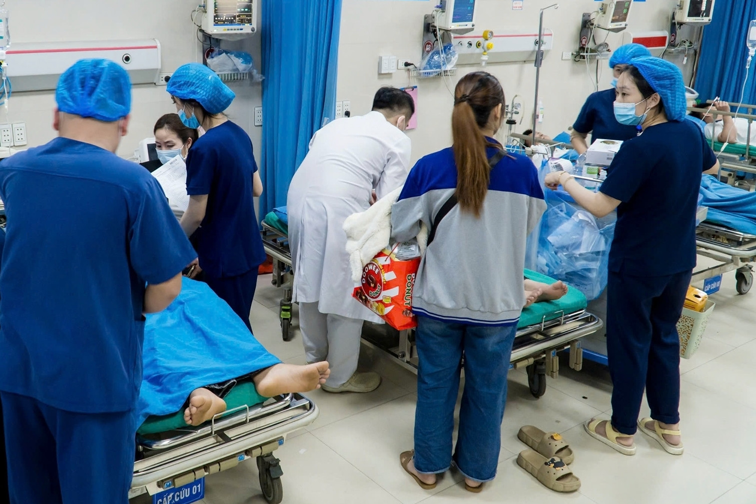 Nghi uống nhầm hóa chất trong bữa tiệc, 9 người nhập viện