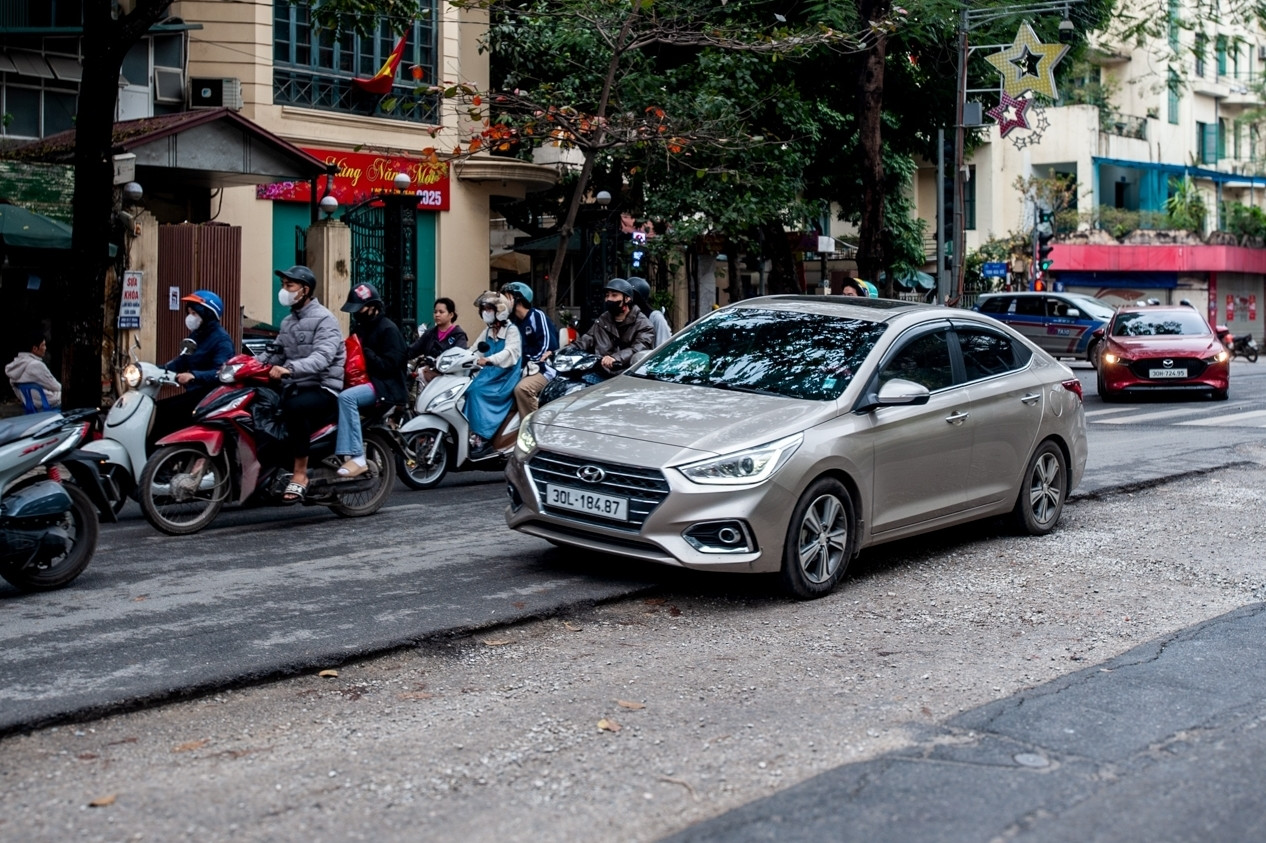 Những 'con lươn' gồ ghề khiến đường phố Hà Nội nham nhở