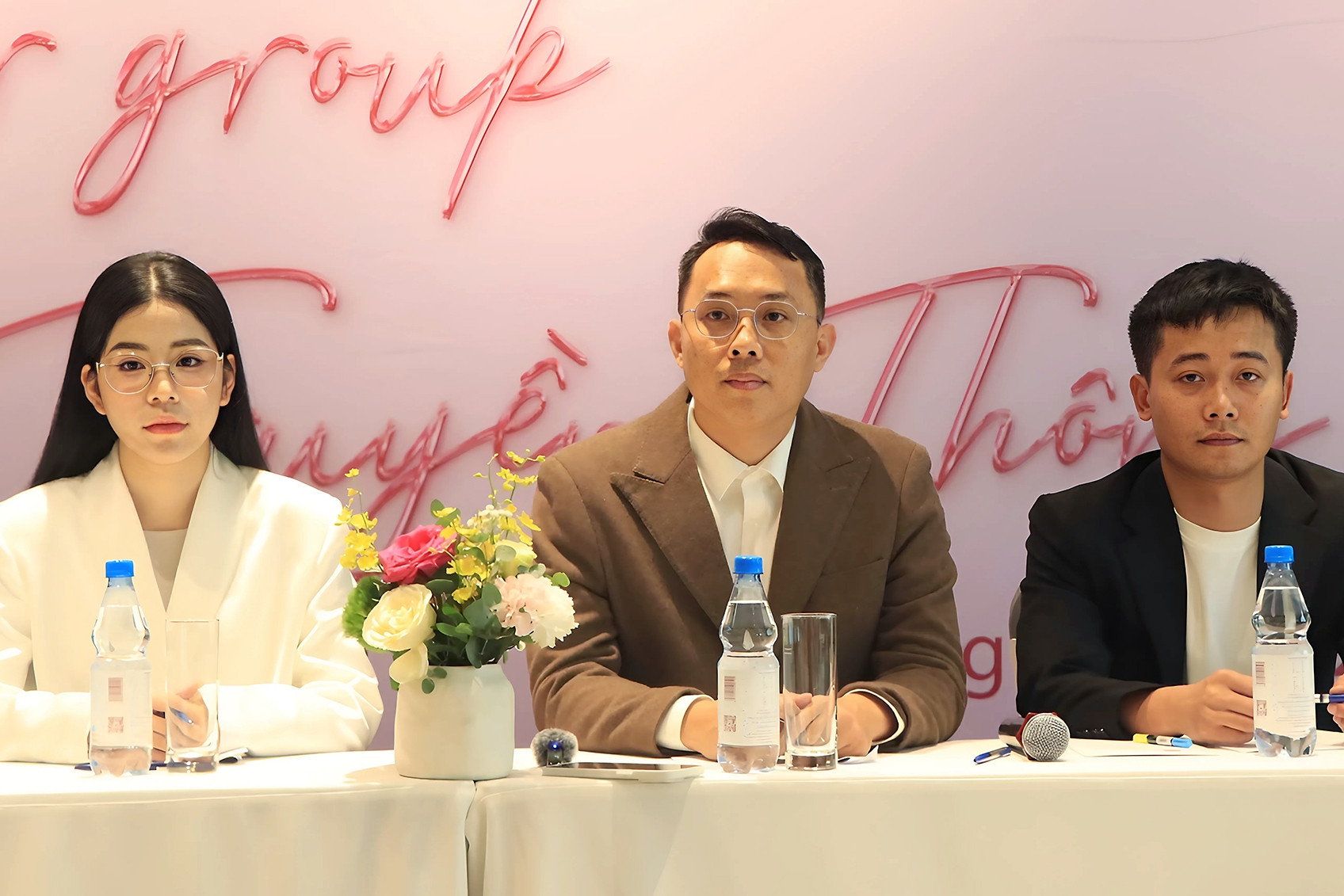 Quang Linh Vlogs, Hằng Du Mục vẫn tổ chức gặp báo chí dù Sở Văn hoá chưa đồng ý