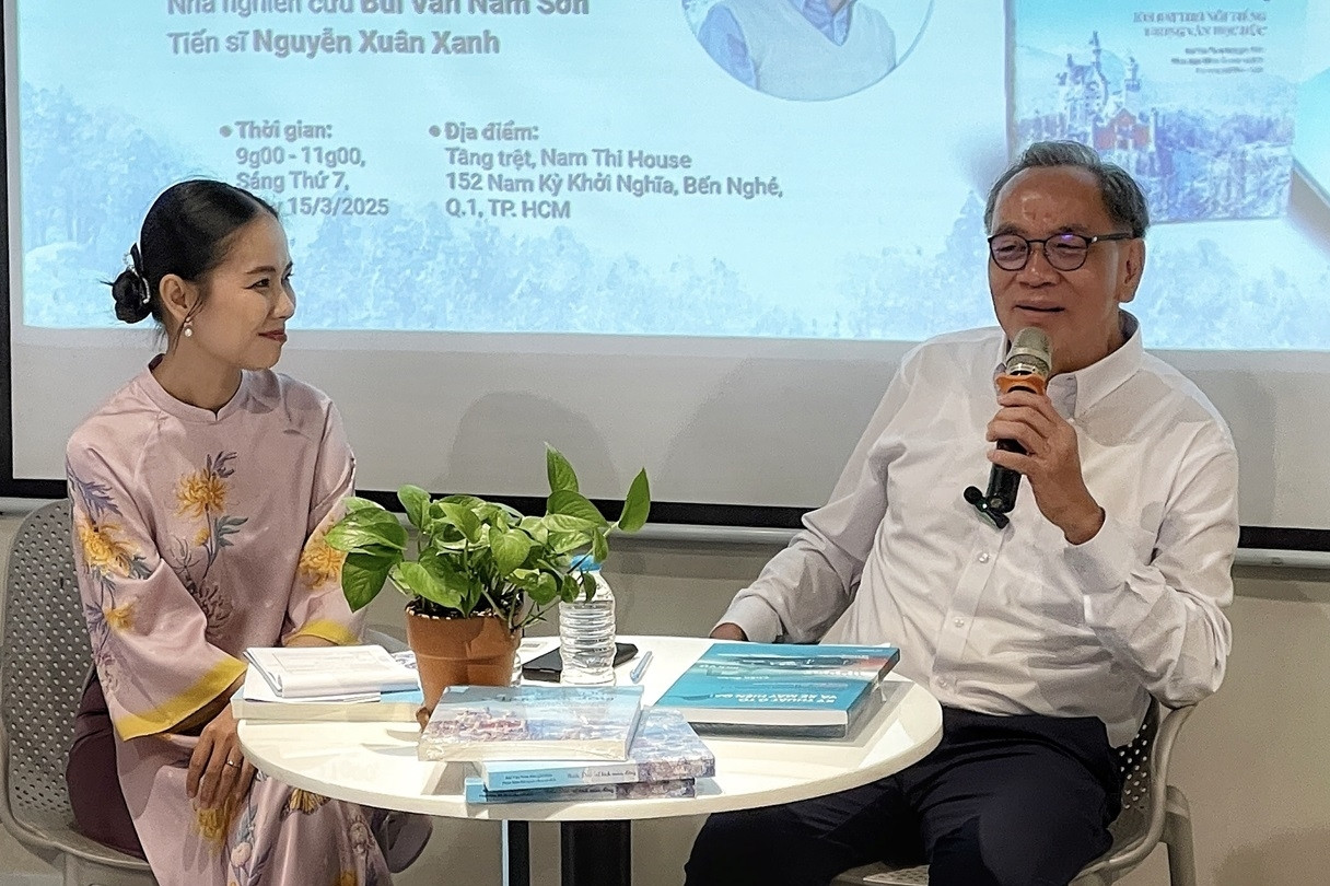 Tiến sĩ hóa học đọc sách giáo khoa của học sinh để dịch thơ Đức