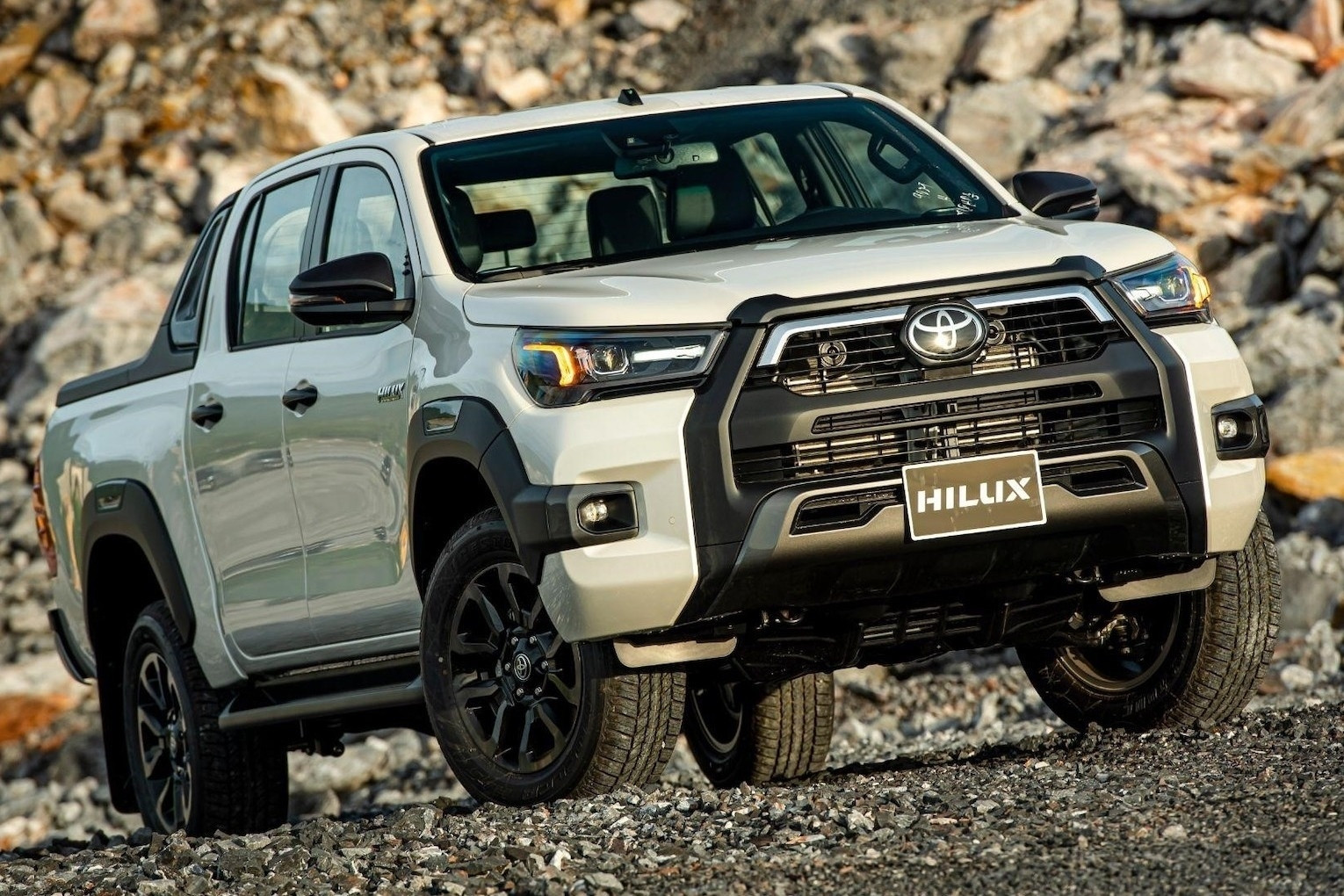 Toyota Hilux bám sát Mitsubishi Triton, Ford Ranger vẫn quá khác biệt