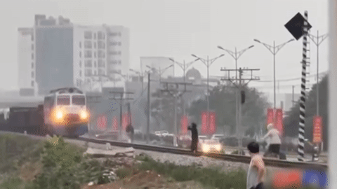 Cục CSGT đề nghị làm rõ clip 2 phụ nữ 'thả dáng' trên đường ray, tàu hỏa phải phanh gấp