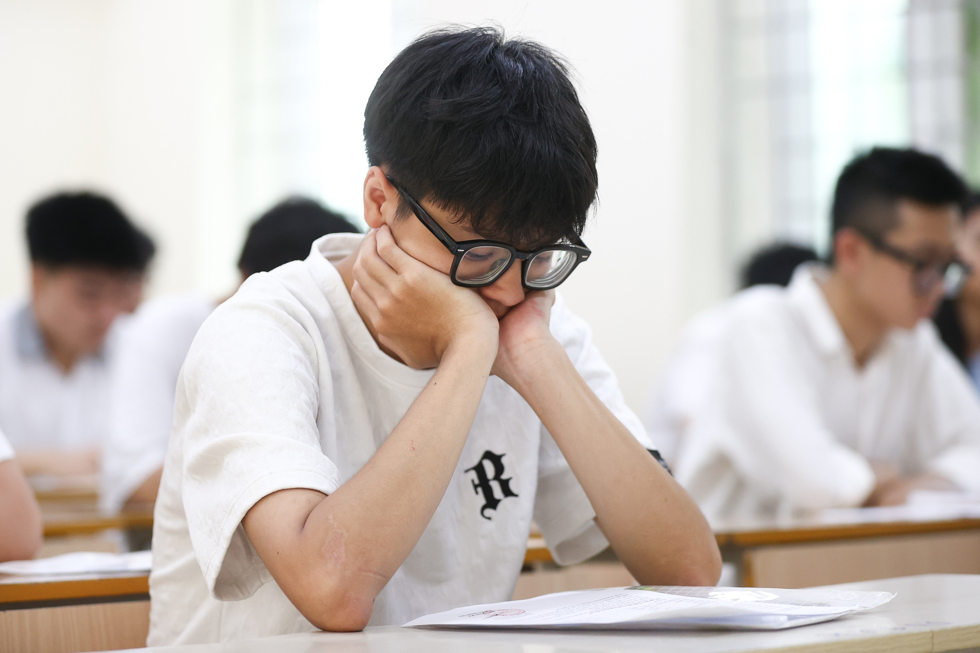 'Vòng tròn' bệnh thành tích trong giáo dục, cuối cùng dồn áp lực xuống học sinh