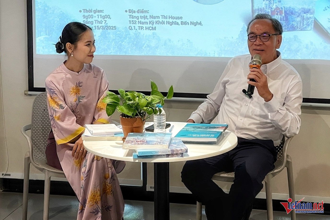 W-Dịch giả Phan Kim Hổ (phải) chia sẻ bản thân có “máu mê thơ” đặc biệt. Ảnh Huy Minh.jpg