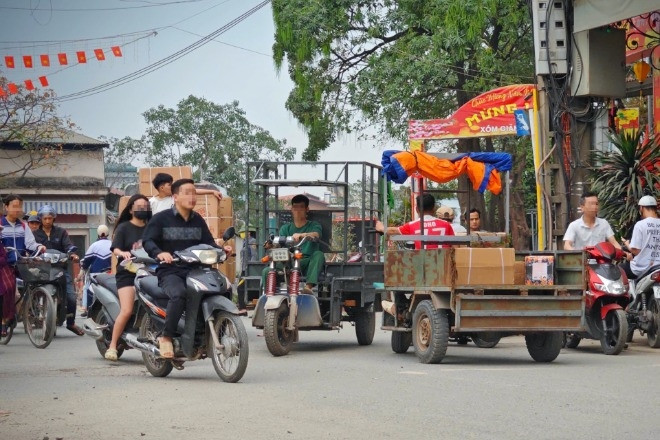 Xe ba bánh đâm tử vong học sinh ở Hà Nội: 'Hung thần' vẫn luồn lách khắp ngõ xóm