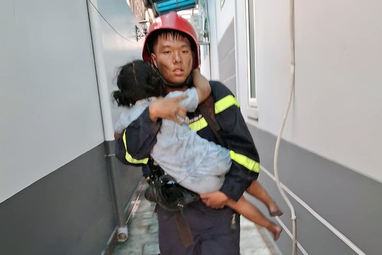 Bản tin cuối ngày 16/3: Cháy khách sạn ở TPHCM, nhiều người mắc kẹt