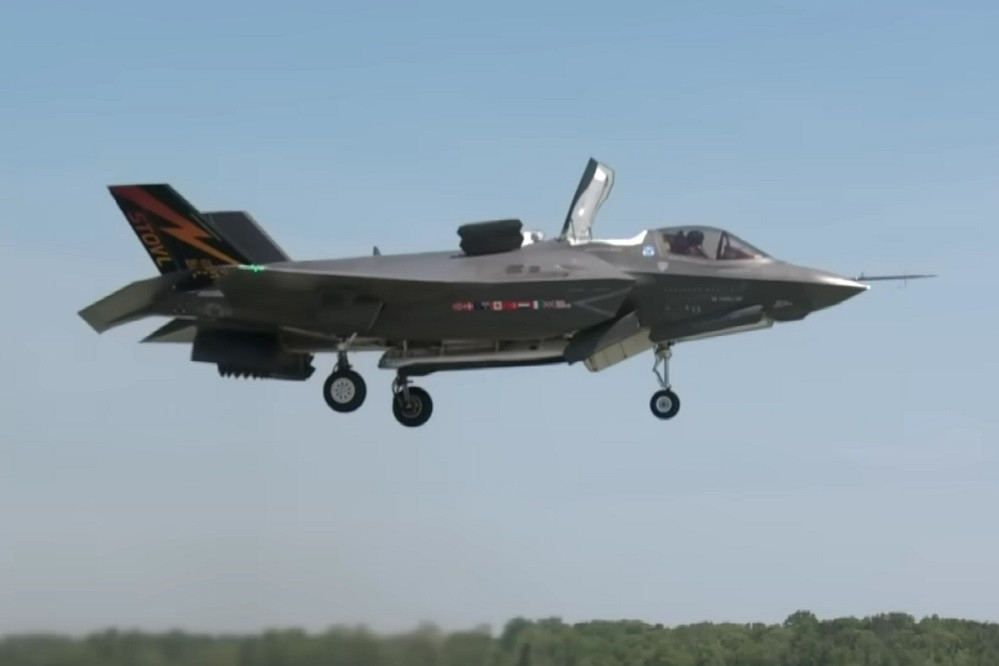 Căng thẳng với Mỹ, tân Thủ tướng Canada xét lại việc mua tiêm kích F-35