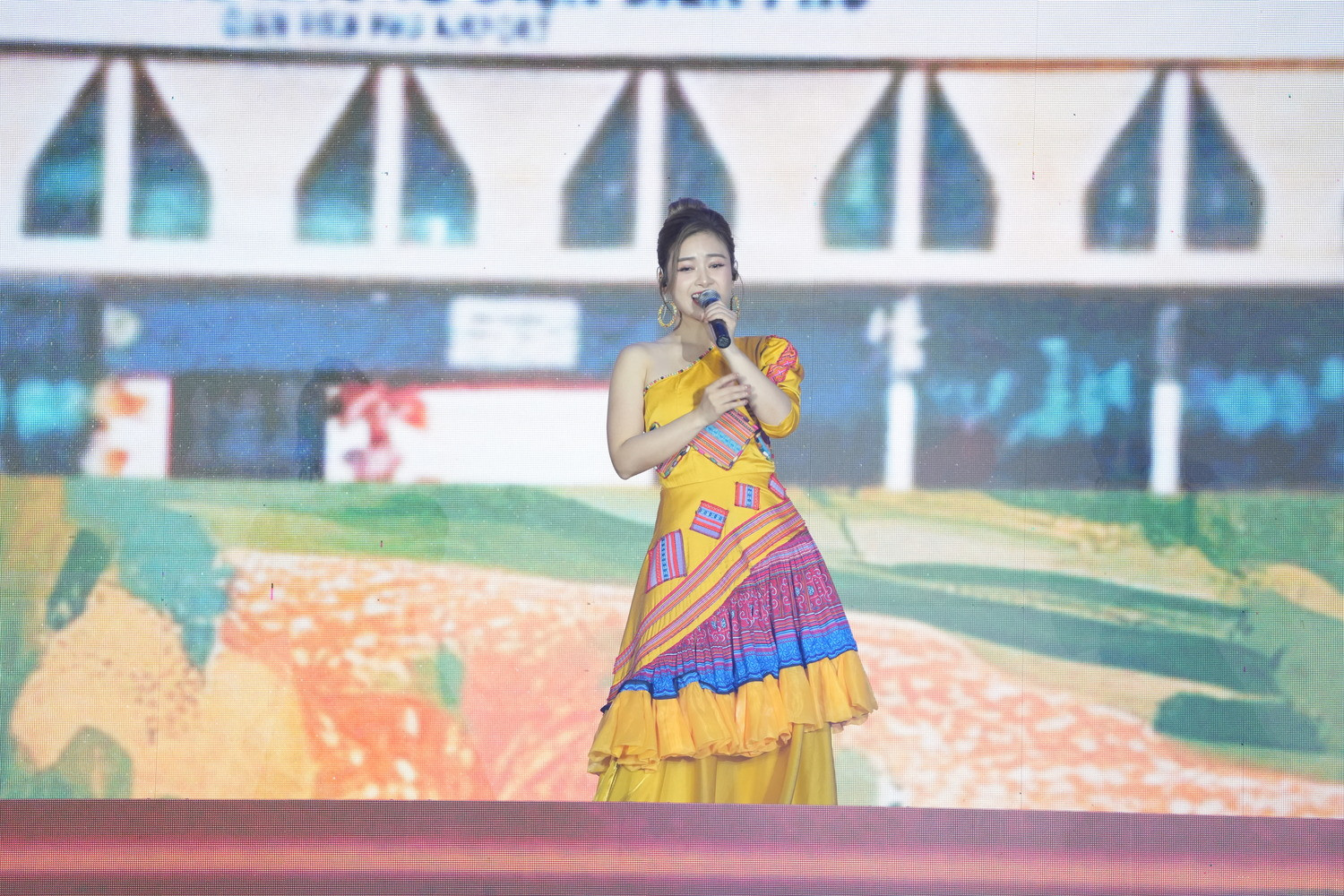 Dương Hoàng Yến (1).jpg
