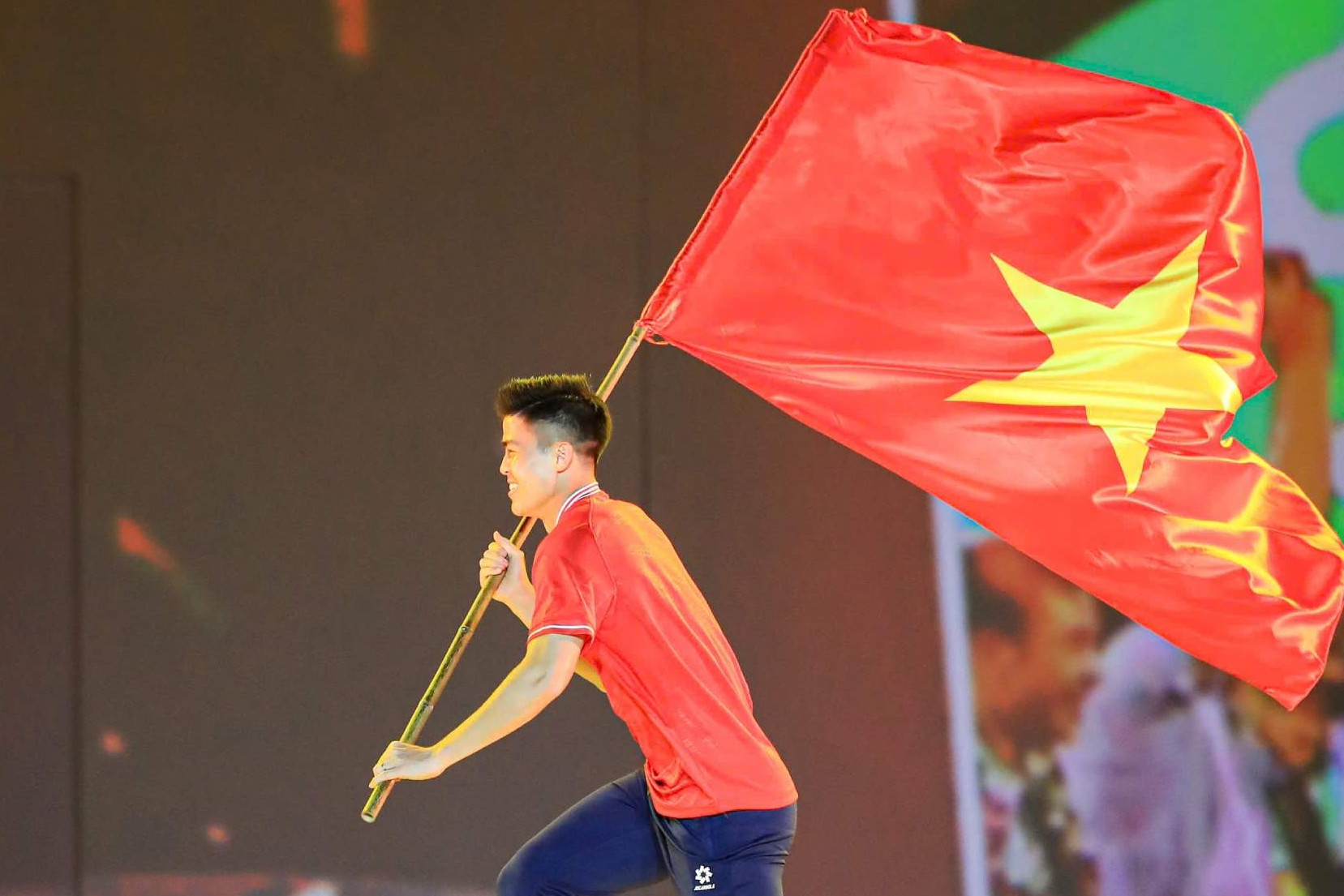 Duy Mạnh, Hai Long tái hiện những hình ảnh lịch sử bóng đá Việt Nam