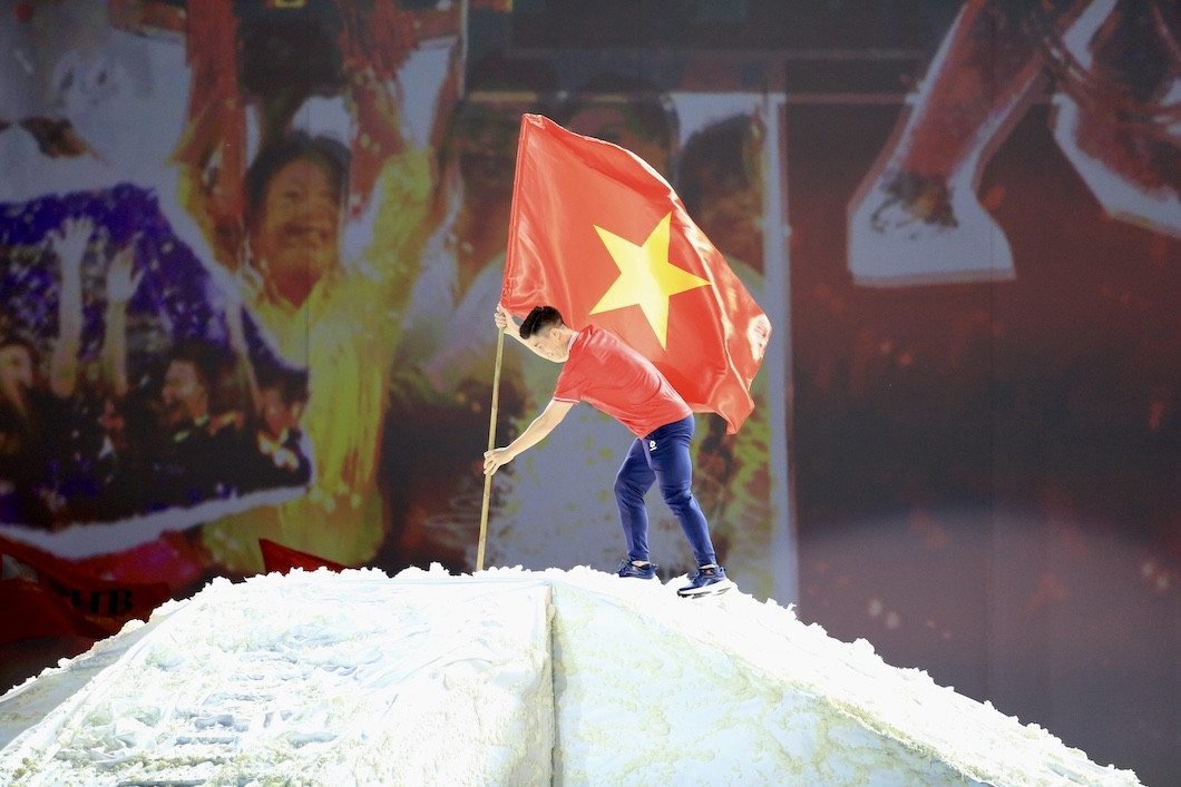 Gia đình nhạc sĩ Văn Cao, hoa hậu Đỗ Mỹ Linh và 15.000 người hát &amp;apos;Quốc ca&amp;apos; lập kỷ lục