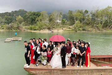 Hơn 40 người 'hộ tống' chú rể Lạng Sơn đi đón dâu bằng xuồng gây chú ý