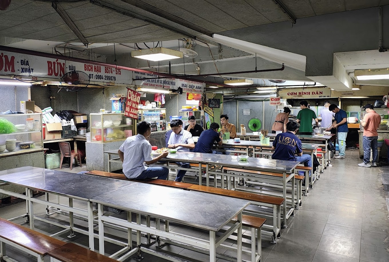 Khách Nhật thăm chợ 'dưới lòng đất' ở Hà Nội, khen đáng tới trải nghiệm