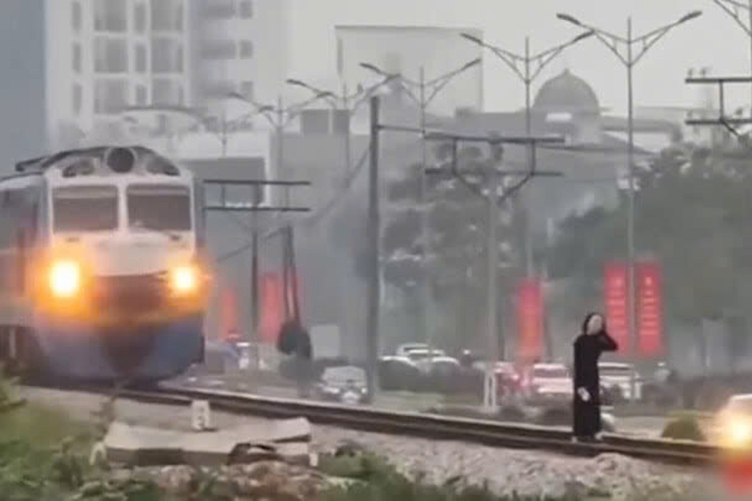 Lái tàu kể phút hãm phanh 'phi thường' trước 2 phụ nữ thả dáng trên đường ray