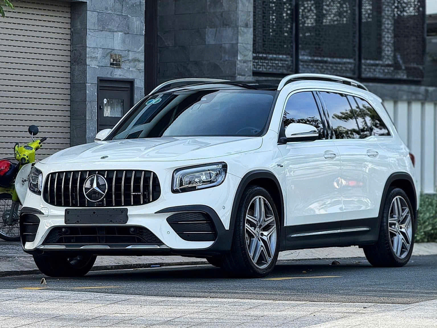 Mercedes GLB 35 Trang.jpeg