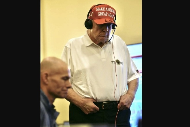 Ông Trump mặc đồ chơi golf giám sát không kích Yemen, Nga kêu gọi Mỹ ngừng lại