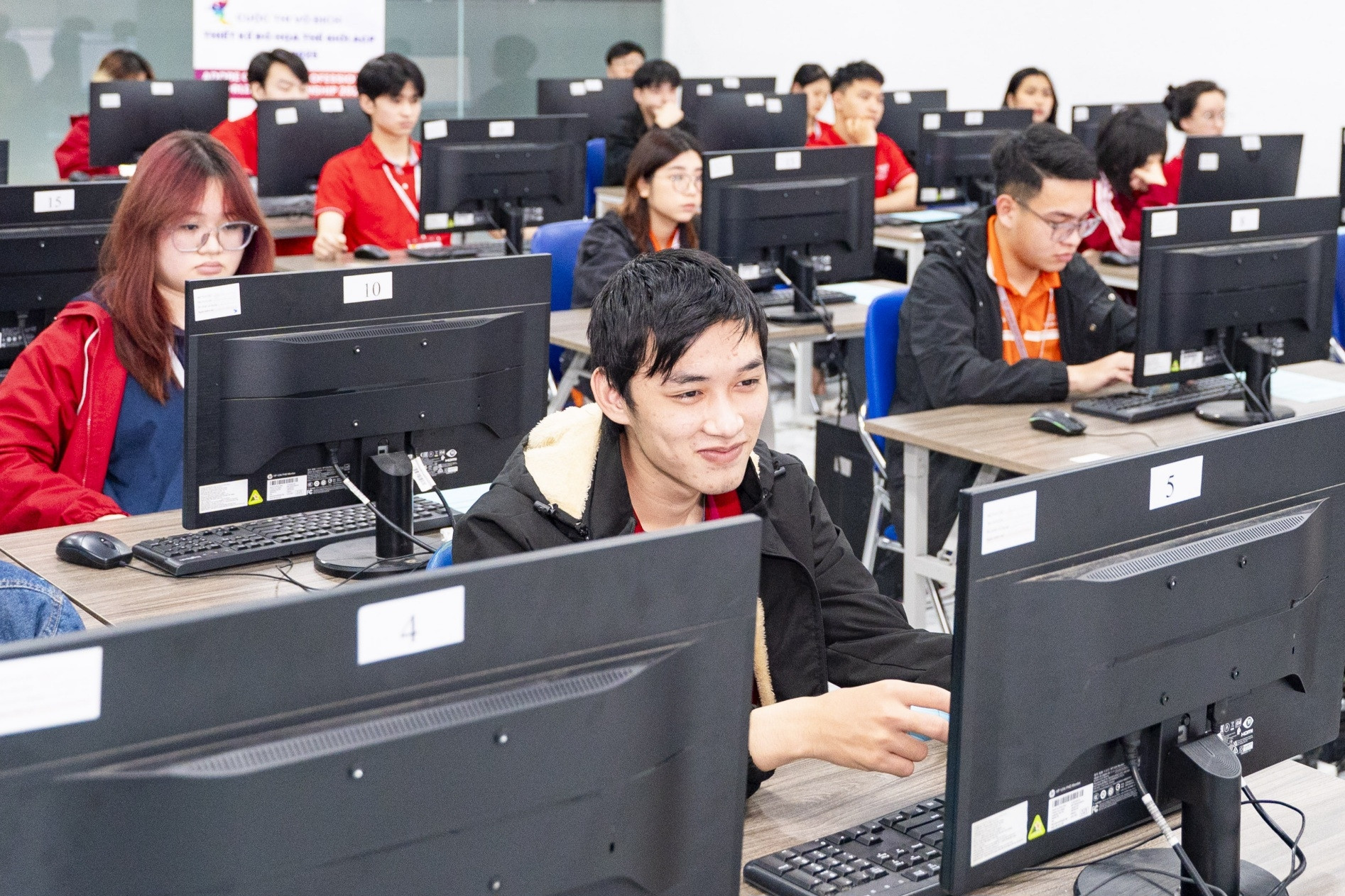 Tìm thần đồng thiết kế đồ họa tranh tài tại Mỹ