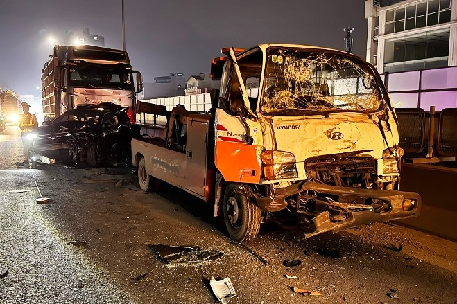 Bản tin trưa 17/3: Tai nạn liên hoàn 4 ô tô ở Hà Nội, xe cứu hộ cũng 'dính chùm'