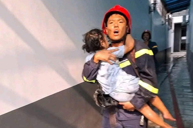 Người lính cứu hỏa kể lại phút vượt khói lửa cứu bé gái khỏi đám cháy ở TPHCM