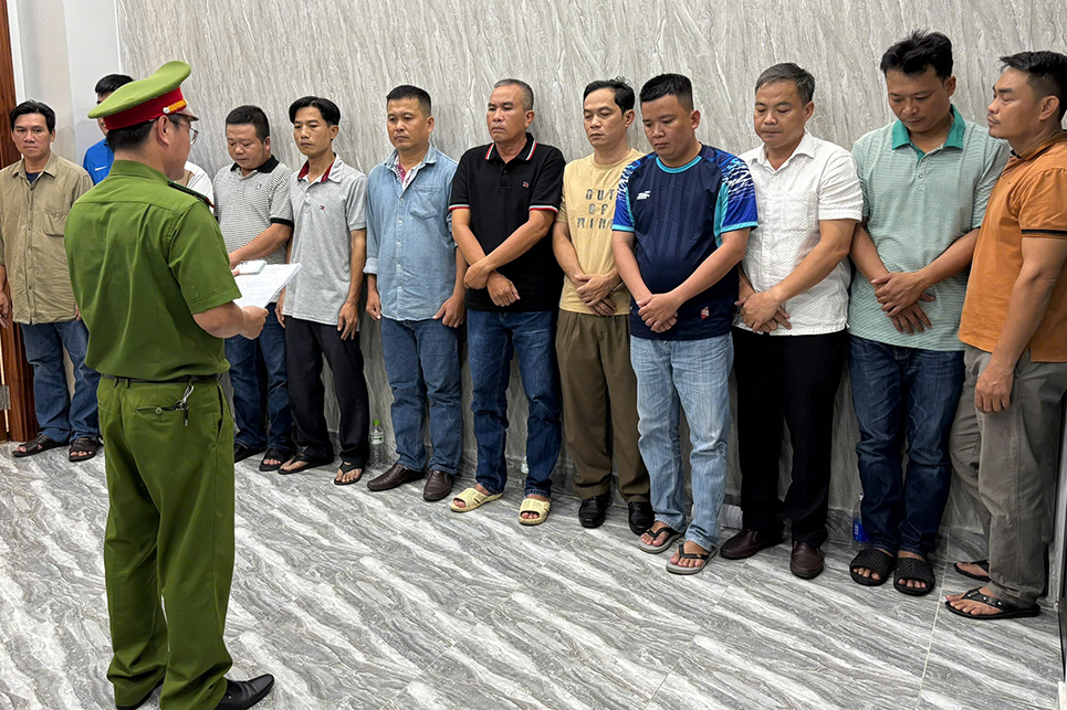 Bắt 12 người đội bảo vệ Khu công nghệ cao TPHCM làm 'luật' tài xế