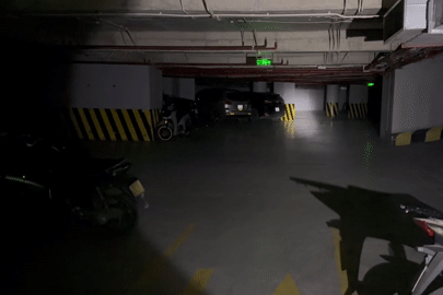 Chung cư giữa Thủ đô 'ngộp thở' mùi xăng, dân sợ hãi vội di tản xe