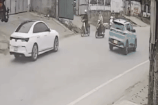 Clip ô tô đi ngược chiều, húc văng liên hoàn hàng loạt xe máy