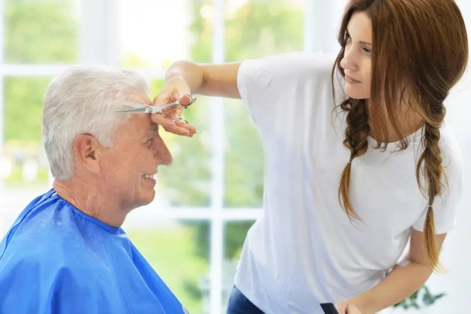 Cụ ông 70 tuổi 'đeo bám' cô gái ngoài 20 khiến cảnh sát phải vào cuộc