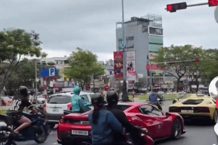 Đoàn siêu xe nối đuôi vượt đèn đỏ ngay trung tâm thành phố