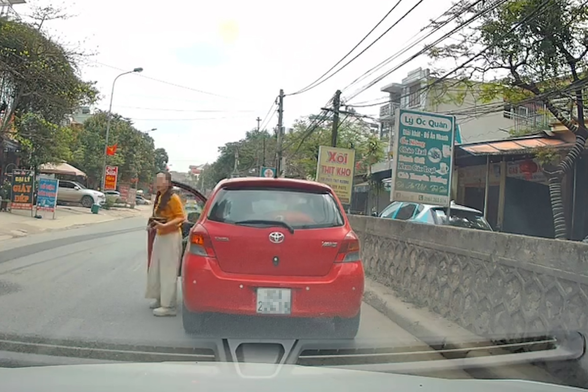 dung xe giua duong 1.jpg