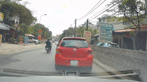 Nữ tài xế ở Hà Nội bất ngờ dừng ô tô giữa đường rồi bỏ đi