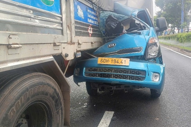 Tai nạn liên hoàn 4 ô tô trên xa lộ, tài xế kẹt cứng trong cabin bị biến dạng