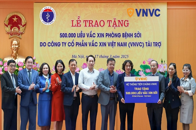 Hệ thống tiêm chủng VNVC trao tặng nửa triệu liều vắc xin sởi cho Bộ Y tế