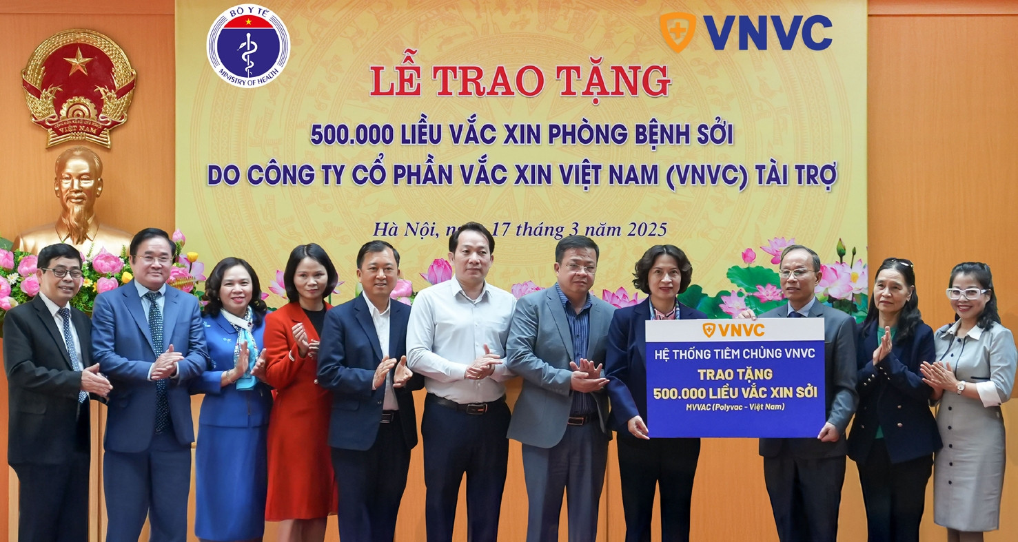 Hệ thống tiêm chủng VNVC trao tặng nửa triệu liều vắc xin sởi cho Bộ Y tế