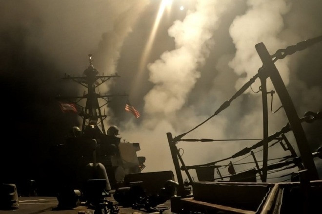 Houthi tấn công tàu sân bay Mỹ ở Biển Đỏ, Iran lên án cuộc không kích Yemen