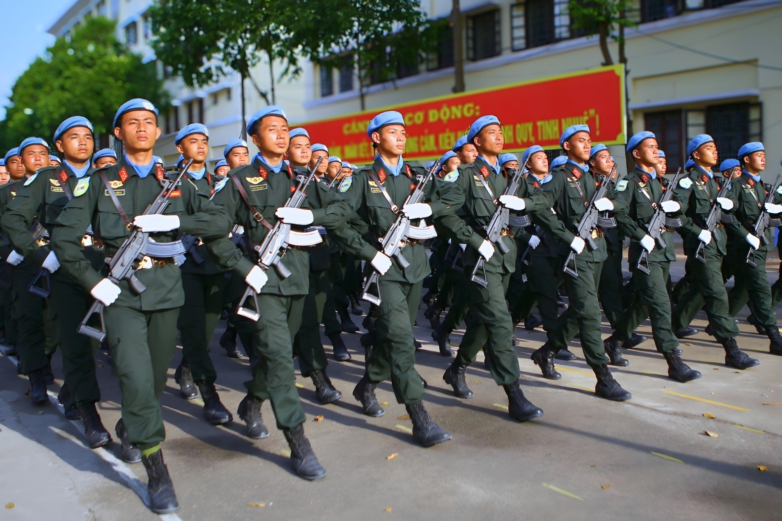 Tinh thần 'thép' của gần 3.000 chiến sĩ dưới nắng đổ lửa, mồ hôi đẫm thao trường