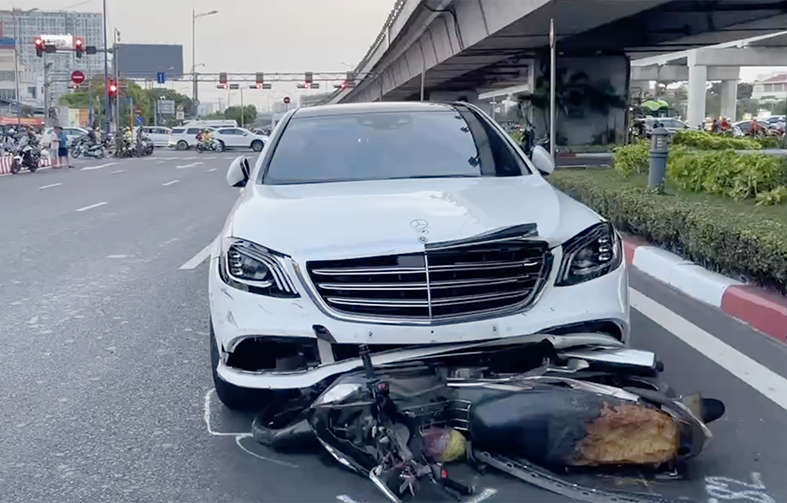 Nữ sinh viên tử vong sau khi xe Mercedes tông hàng loạt xe máy ở Thủ Đức