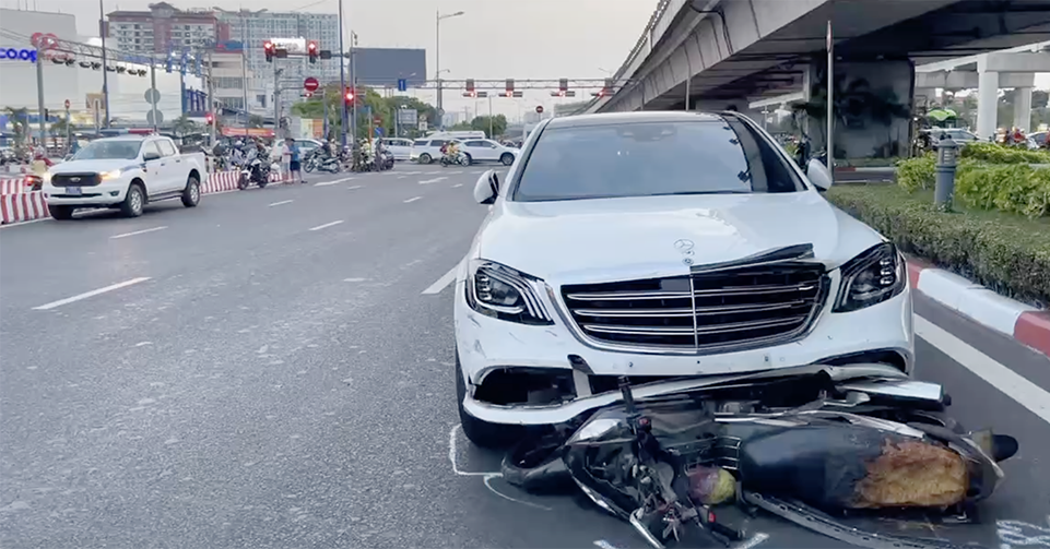 Nữ sinh viên tử vong sau khi xe Mercedes tông hàng loạt xe máy ở Thủ Đức