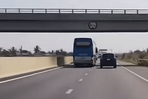 Xử phạt tài xế xe khách ép ô tô con dạt vào làn khẩn cấp