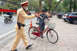 Cụ ông ở Hà Nội đi xe đạp vi phạm nồng độ cồn bị phạt tiền, giữ xe