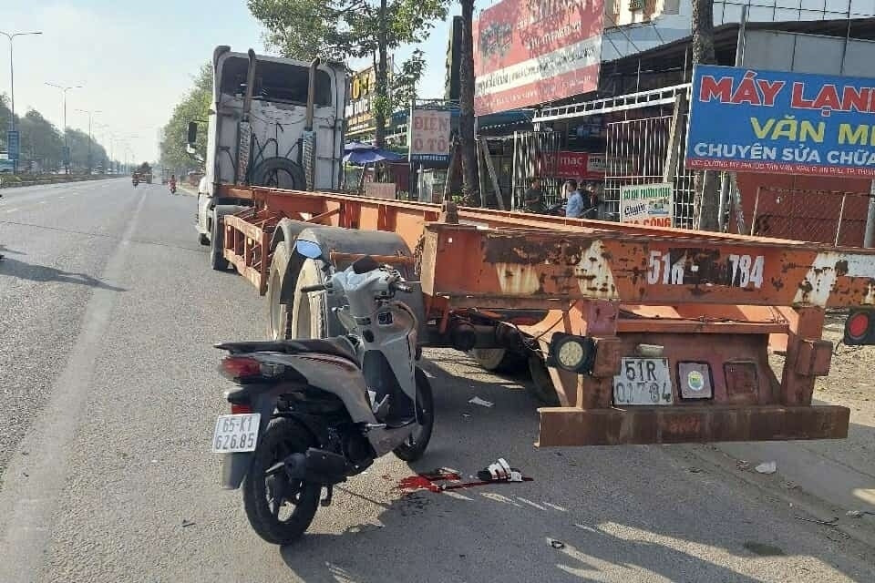 Con chết, mẹ bị thương nặng sau tai nạn với xe container đậu bên đường