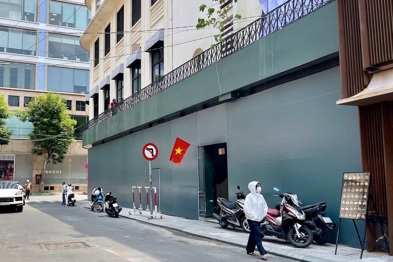 Cửa hàng sắp khai trương của trà sữa Chagee tháo logo sau vụ 'đường lưỡi bò'