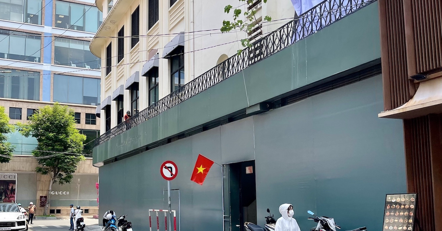 Cửa hàng sắp khai trương của trà sữa Chagee tháo logo sau vụ "đường lưỡi bò"