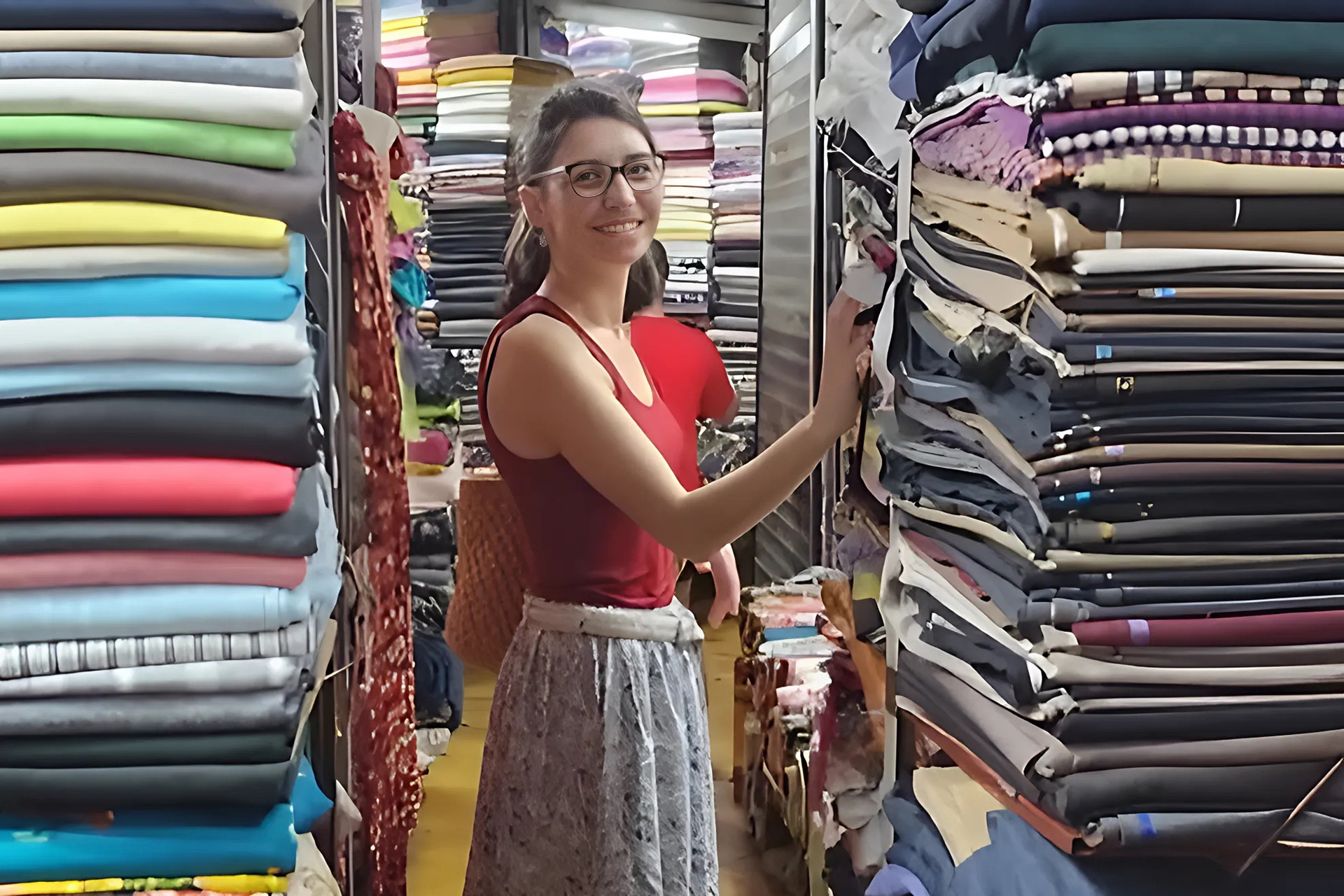 Ghé chợ có vị trí đẹp bậc nhất Hà Nội, cô gái Dubai 'mạnh tay' mua 7 món làm quà