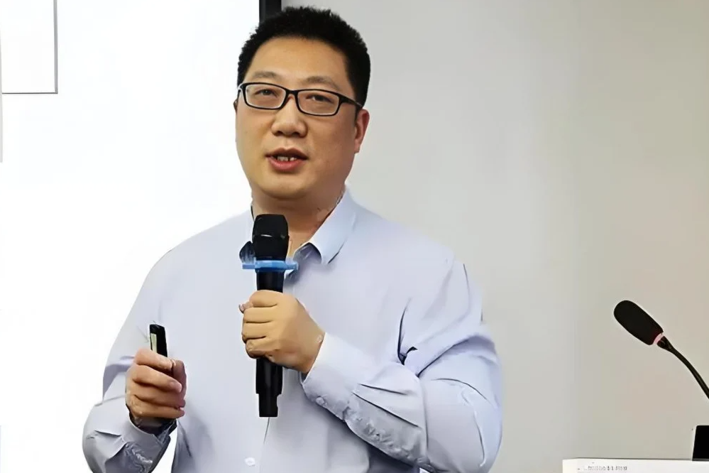 Giáo sư 47 tuổi đột ngột qua đời, lịch trình làm việc của ông gây chú ý