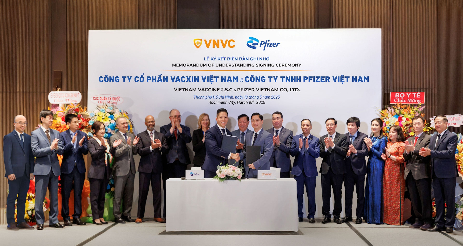 Pfizer và VNVC ký thỏa thuận chia sẻ kinh nghiệm sản xuất vắc xin